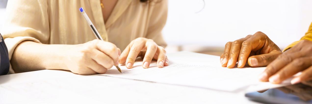 mujer firmando documentos