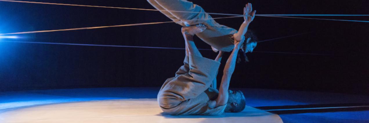 imagen de dos actores haciendo acrobacias 