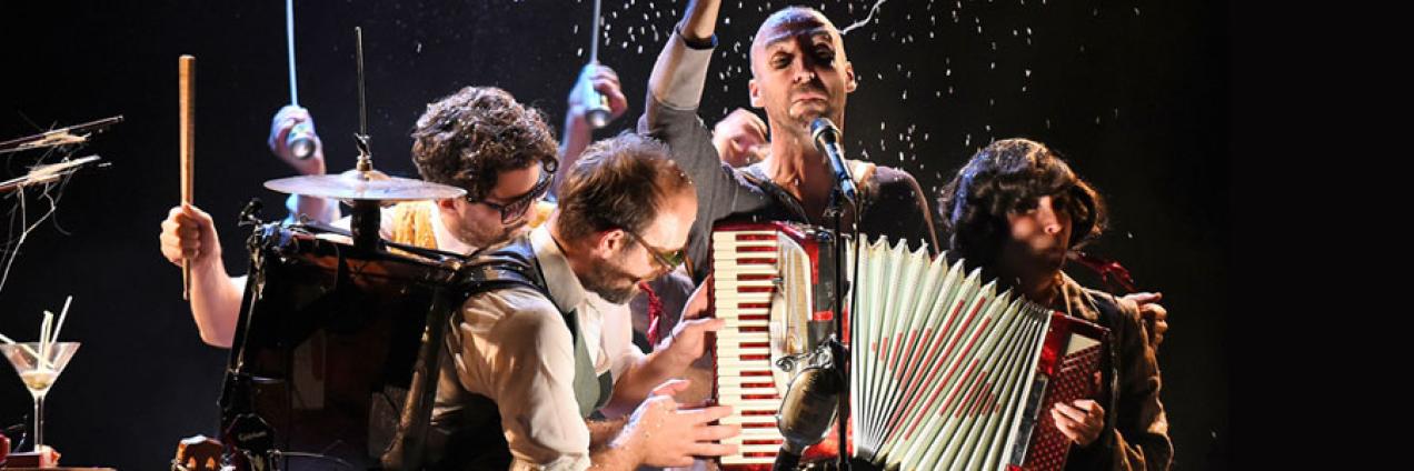 Foto de Performs Tom Waits