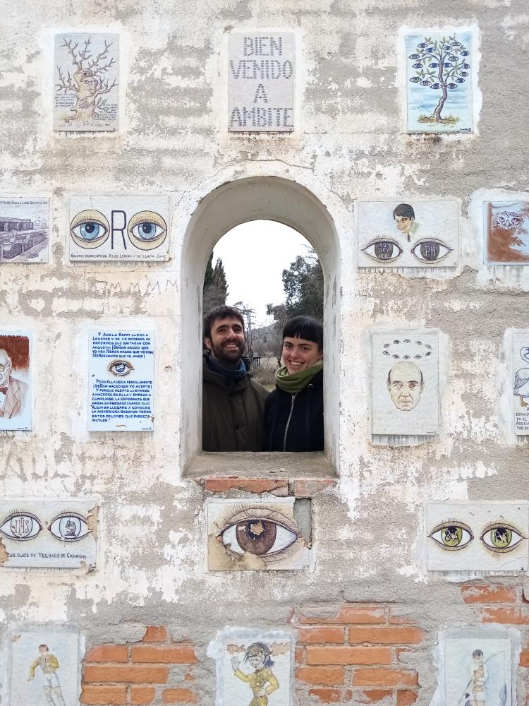 Jóvenes posando en el monumento a los ojos de Ambite