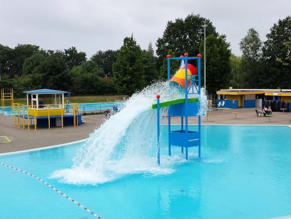 Piscina con un tobogán en el centro