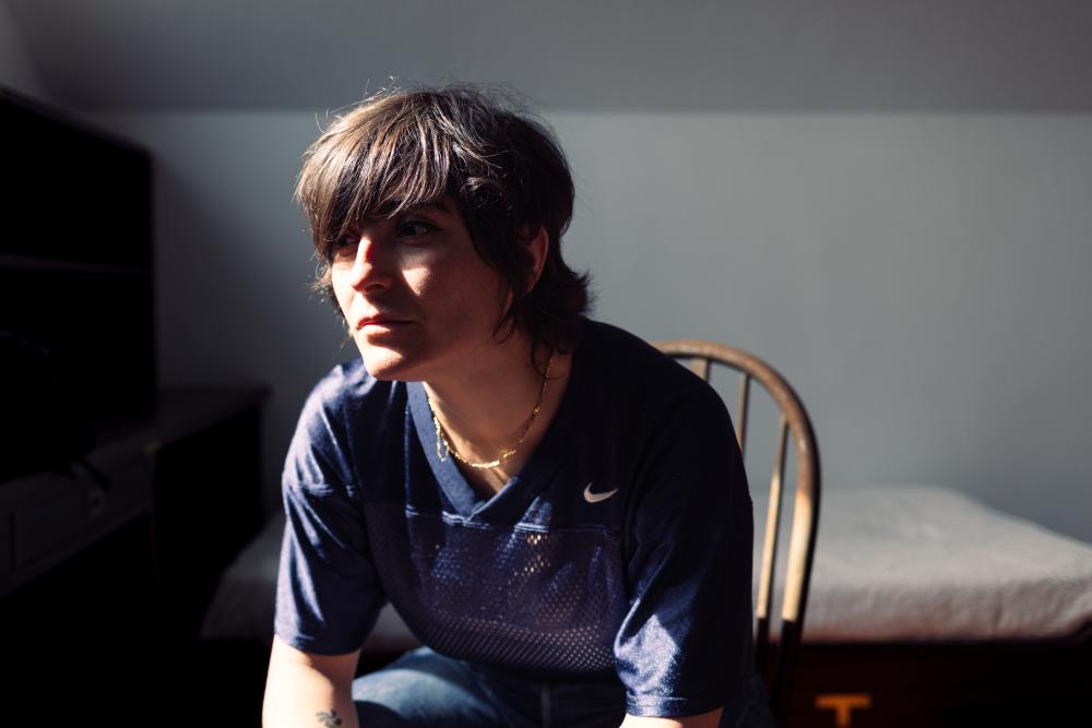 Retrato de una mujer joven en un interior