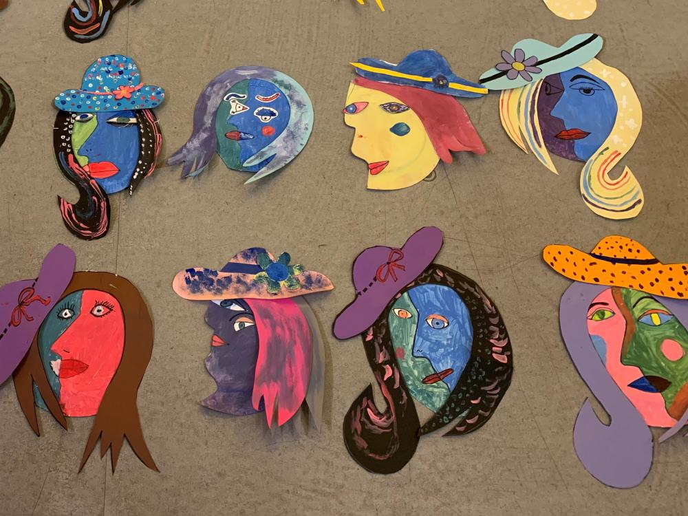 Varias caretas pintadas por niños