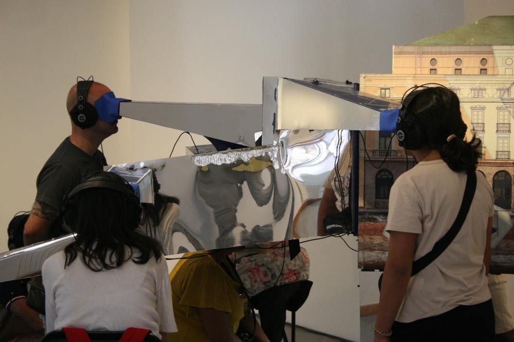 Varias personas participando en un taller