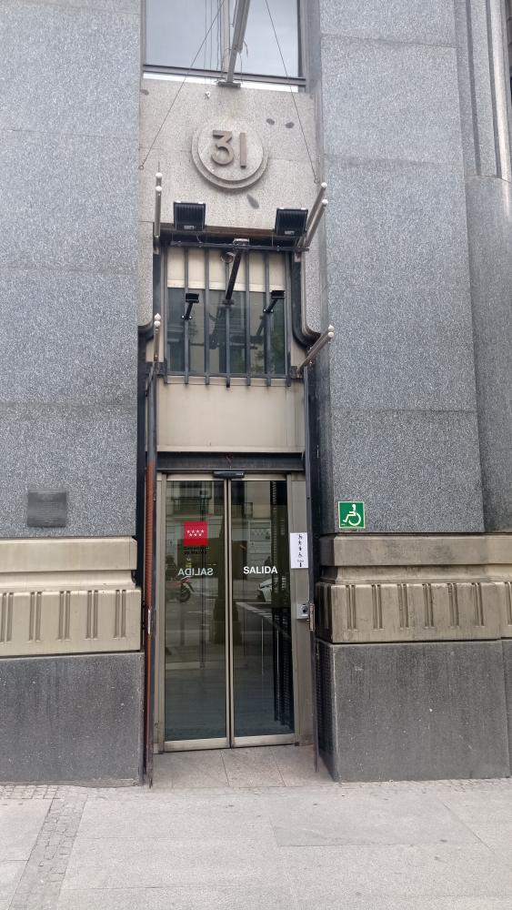 Puerta de hierro con un número 31 arriba
