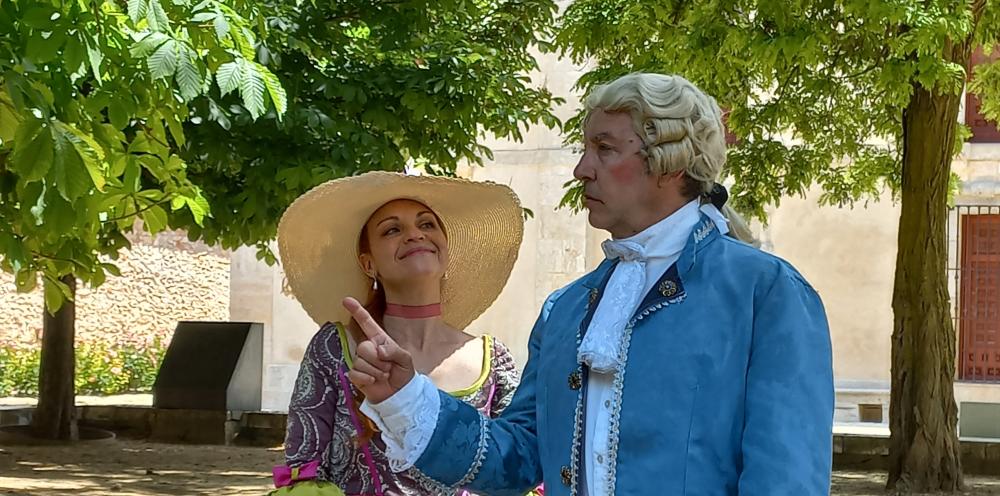Pareja con trajes de época