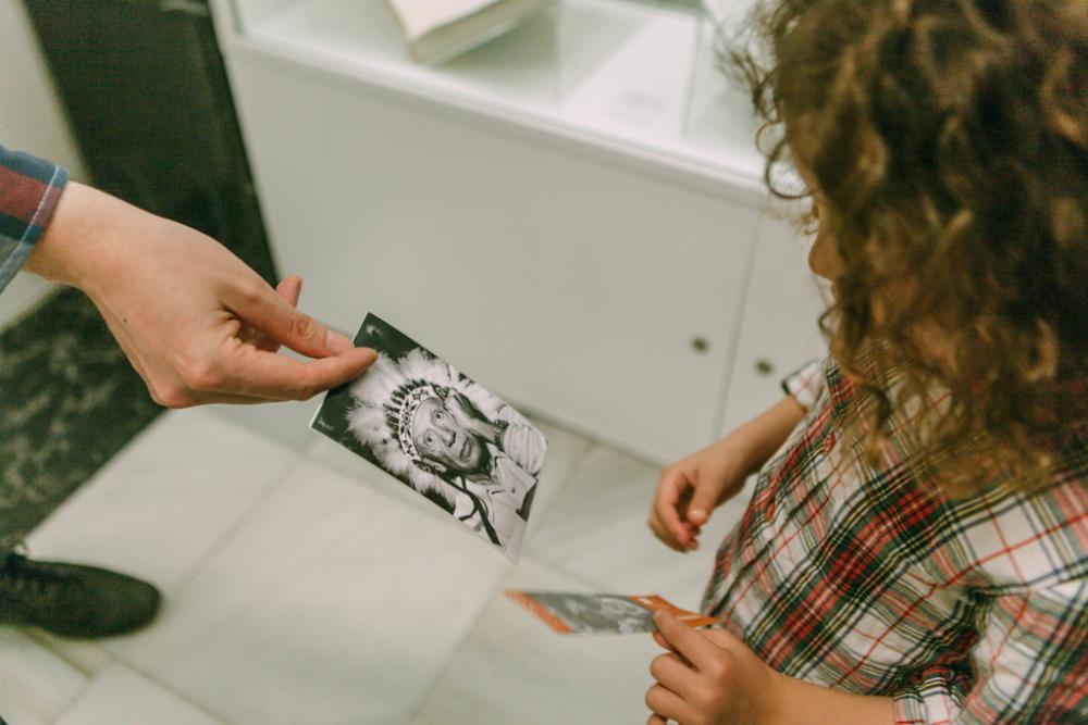 Una mano sostiene una foto de un hombre que muestra a una niña