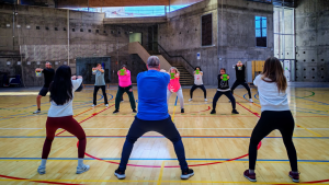 Imagen de un grupo de personas realizando ejercicios en polideportivo