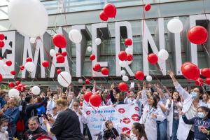 Pacientes y profesionales lanzan globos por el Día del Niño Hospitalizado