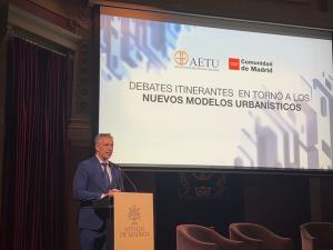 El consejero Carlos Novillo durante la jornada sobre los nuevos modelos urbanísticos y los retos actuales de la planificación urbana con la Asociación Española de Técnicos Urbanistas