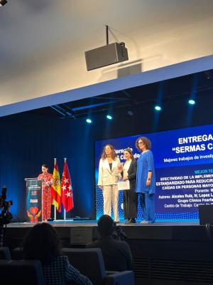 Nuria Alcolea recoge su premio