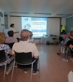 Usuarios del Centro de Salud Villarejo de Salvanés presencian una sesión informativa sobre instrucciones previas
