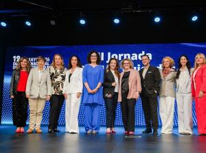 La consejera de Sanidad, Fátima Matute, junto con otros participantes de la II Jornada SERMAS Cuidados