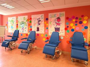 Espacio con sillone spatra la donación de sangre, decorado con personajes de la película Inside Out