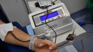 Imagen de una persona donando sangre en el Hospital Universitario Ramón y Cajal