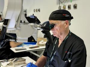 Dr. Carceller operando a través del microscopio