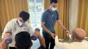 Ejercicio físico con dos especialistas del deportes y dos pacientes de cáncer de pulmón del Hospital Universitario Severo Ochoa