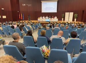 Salón de actos durante la graduación de estudiantes de Medicina