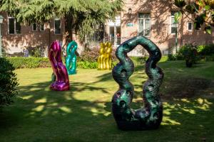 Obras que componen la galería expuesta en el jardín del hospital
