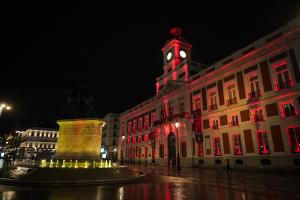 La Real Casa de Correos iluminada de rojo