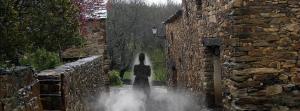 Calle pueblo con sombra fantasmagórica de mujer de época
