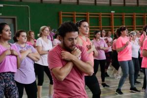 Pacientes, familiares y profesionales sanitarios participando en la VI Master Class de Zumba 2024