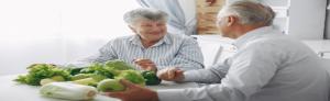 ancianos comiendo en la residencia de ancianos.