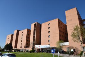 Fachada principal del Hospital Universitario Príncipe de asturias