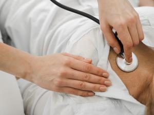 Un médico ausculta a un paciente