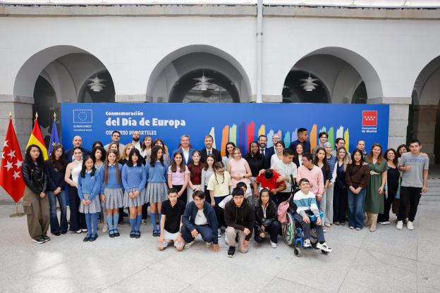 Posado de los ganadores del concurso de carteles del Día de Europa 2026