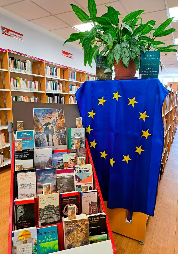 Bandera de la UE y estantería con libros al fondo