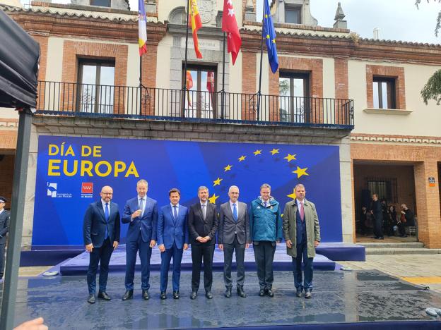 Personas en filas por el izado de la bandera de la UE por el Día de Europa 2026