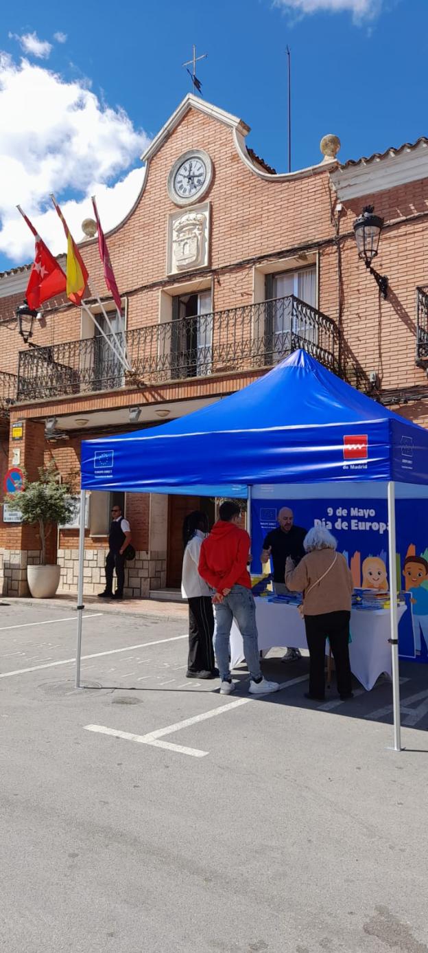 Personas en el tenderete de la ruta del Día de Europa 2026