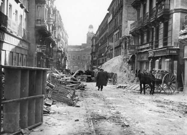 Calle de Preciados, 1936-1939. Hermanos Mayo. AGA Imagen de una calle con escombros y trincheras