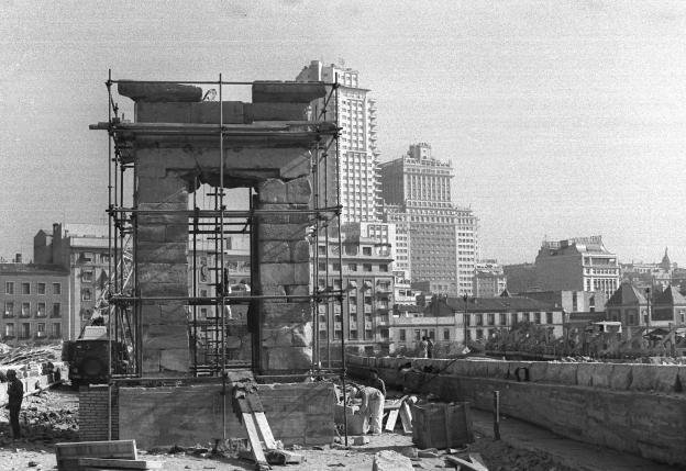 En marcha. Obras instalación del Templo de Debod, 1970. Agencia EFE. Imagen del templo de Debod con andamios