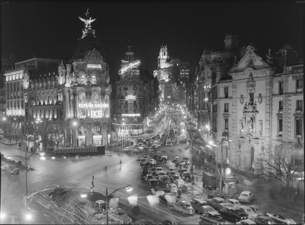 Gran Vía el día de la llegada de IKE, 1959. Juan Pando Barrero. Fototeca IPCE. Imagen nocturna de la Gran Vía con tráfico en los años 50