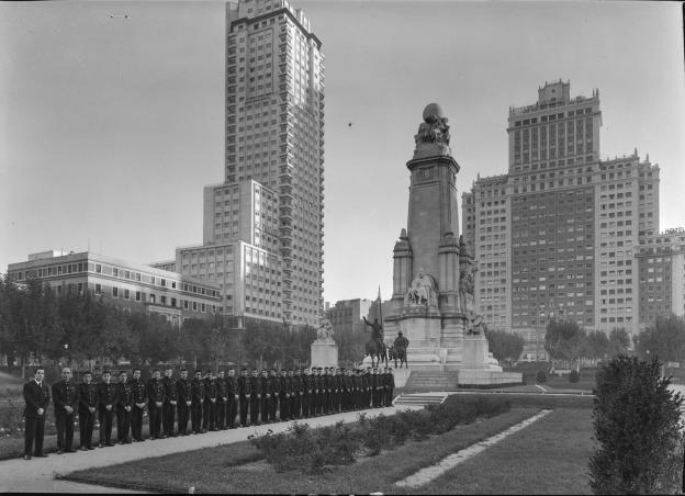 Los botones de Agromán en Plaza de España, 1961. Juan Pando Barrero. Fototeca IPCE Un grupo de empleados uniformados posan en fila en la Plaza de España
