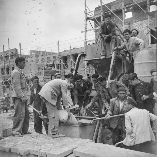 Obreros en Alcalá de Henares, 1954. Juan Miguel Pando Barrero. Fototeca IPCE Grupo de obreros de la construcción en un descanso