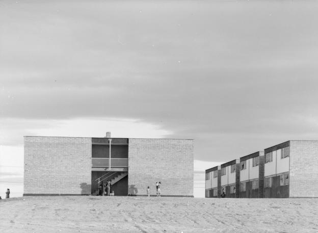 Poblado de Entrevías, 1959. Juan Miguel Pando Barrero. Fototeca IPCE Edificios en un descampado