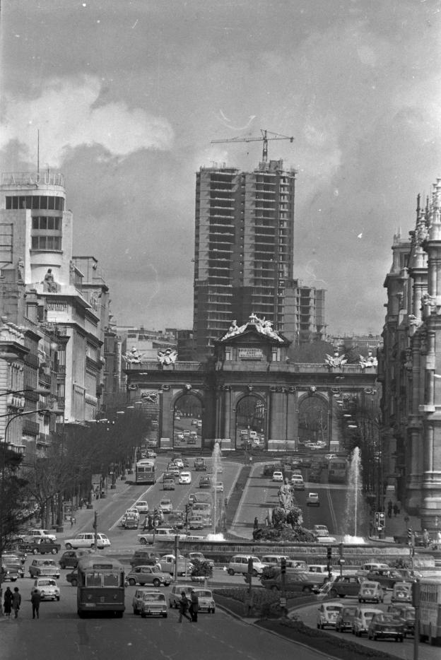 Puerta de Alcalá y Torre de Valencia, ca. 1968 - 1973. Santos Yubero. ARCM Puerta de Alcalá y un edificio en construcción al fondo