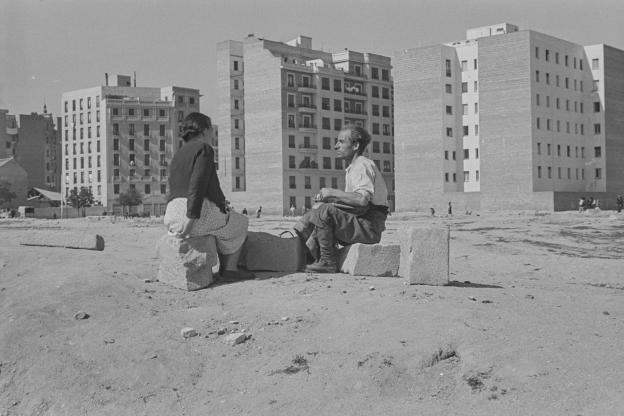 Tomando el sol ca 1940. Otto Wunderlich. Fototeca IPCE Un hombre y una mujer sentados en un descampado tomando el sol