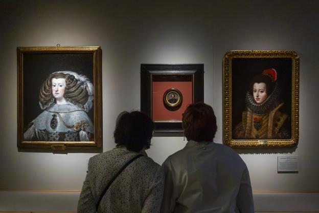 Exposición "Madrid en el siglo de oro". Imagen Miguel Ángel Camón Público en la sala de exposiciones Madrid siglo de oro