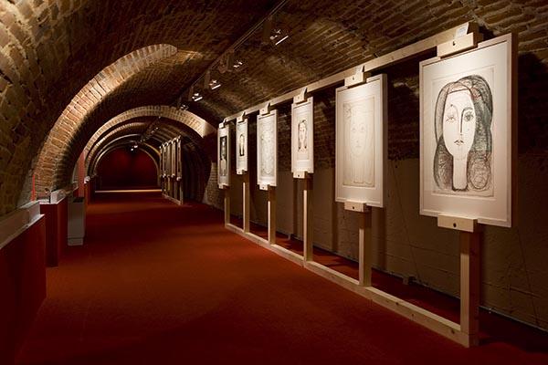 Vista de la sala abovedada de exposiciones de la Fundación Canal con varias fotografías expuestas