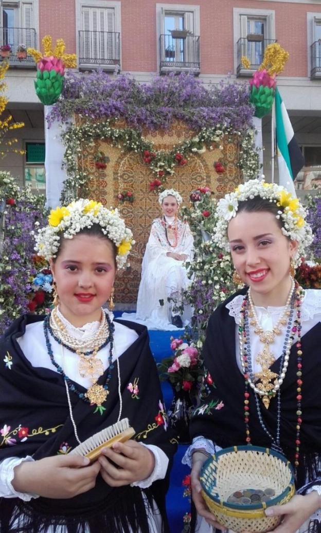 Una niñas durante las fiestas disfrazadas 