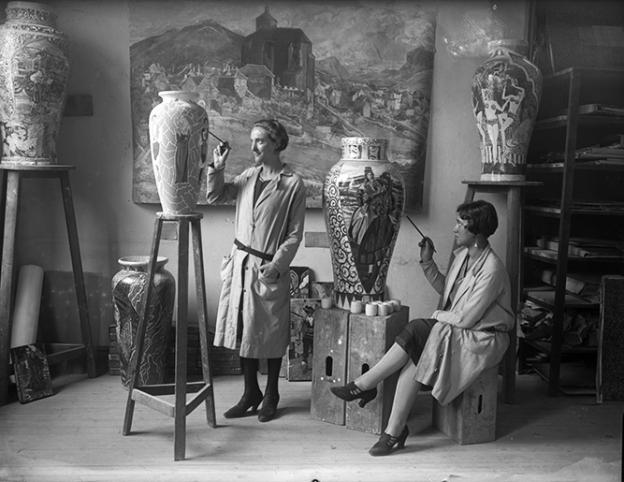Mujeres decorando objetos de alfarería en la Escuela de Cerámica de Francisco Abril. 1928. ARCM. Fondo Gerardo Contreras. artistas años 20