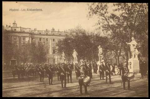Banda de alabarderos en la Plaza de Oriente de Madrid (Tarjeta postal) - Biblioteca Regional de Madrid Banda de alabarderos en la Plaza de Oriente (Tarjeta postal) - Biblioteca Regional de Madrid_