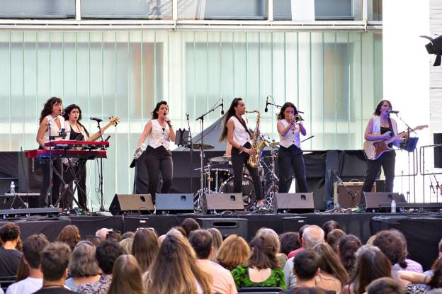 Imagen de gripo musical formado por varias mujeres actuando