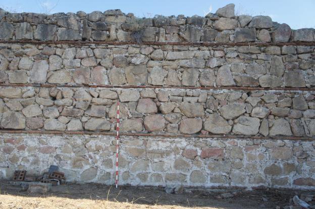 imagen de muro de piedra durante la intervención