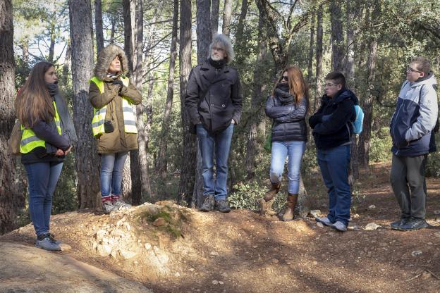 Estudiantes en la Ruta Frente del Agua imagen grupo de estudiantes en restos arqueológicos de la guerra civil