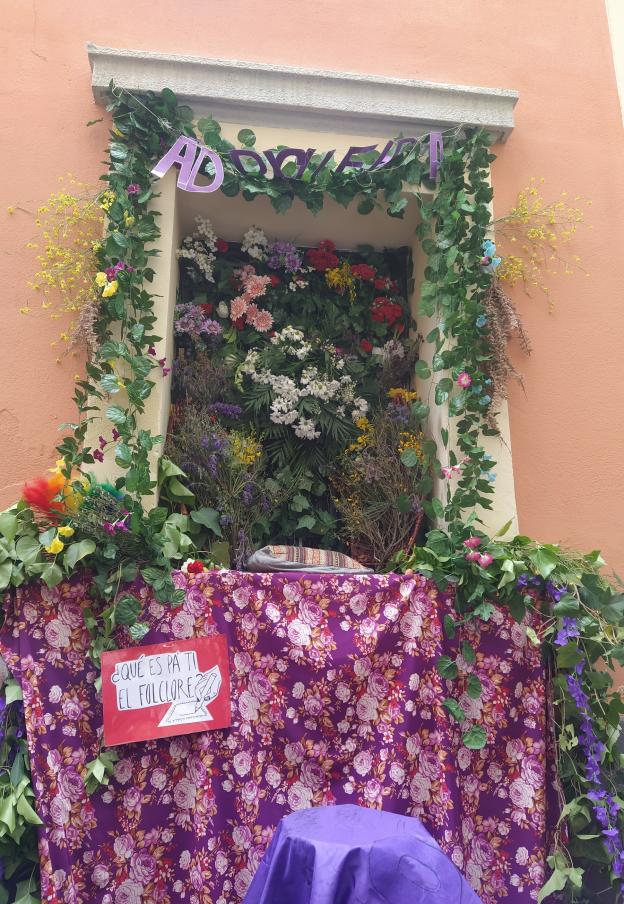 altar decorado con flores y un cartel ¿Qué es pa, ti el folklore?